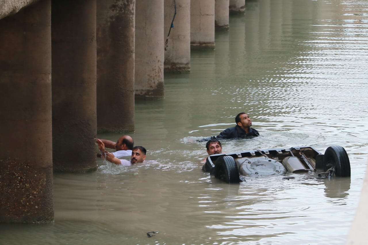 سقوط پراید در کانال آب جاده آبادان به اهواز