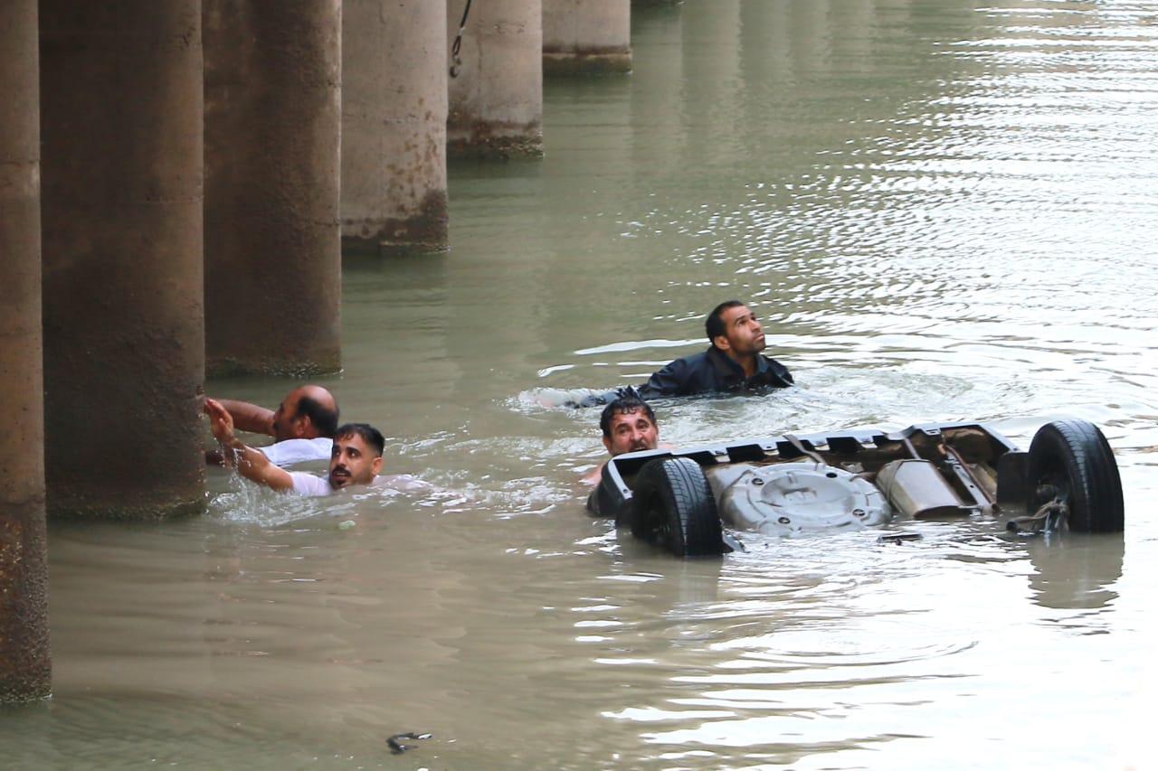 سقوط پراید در کانال آب جاده آبادان به اهواز