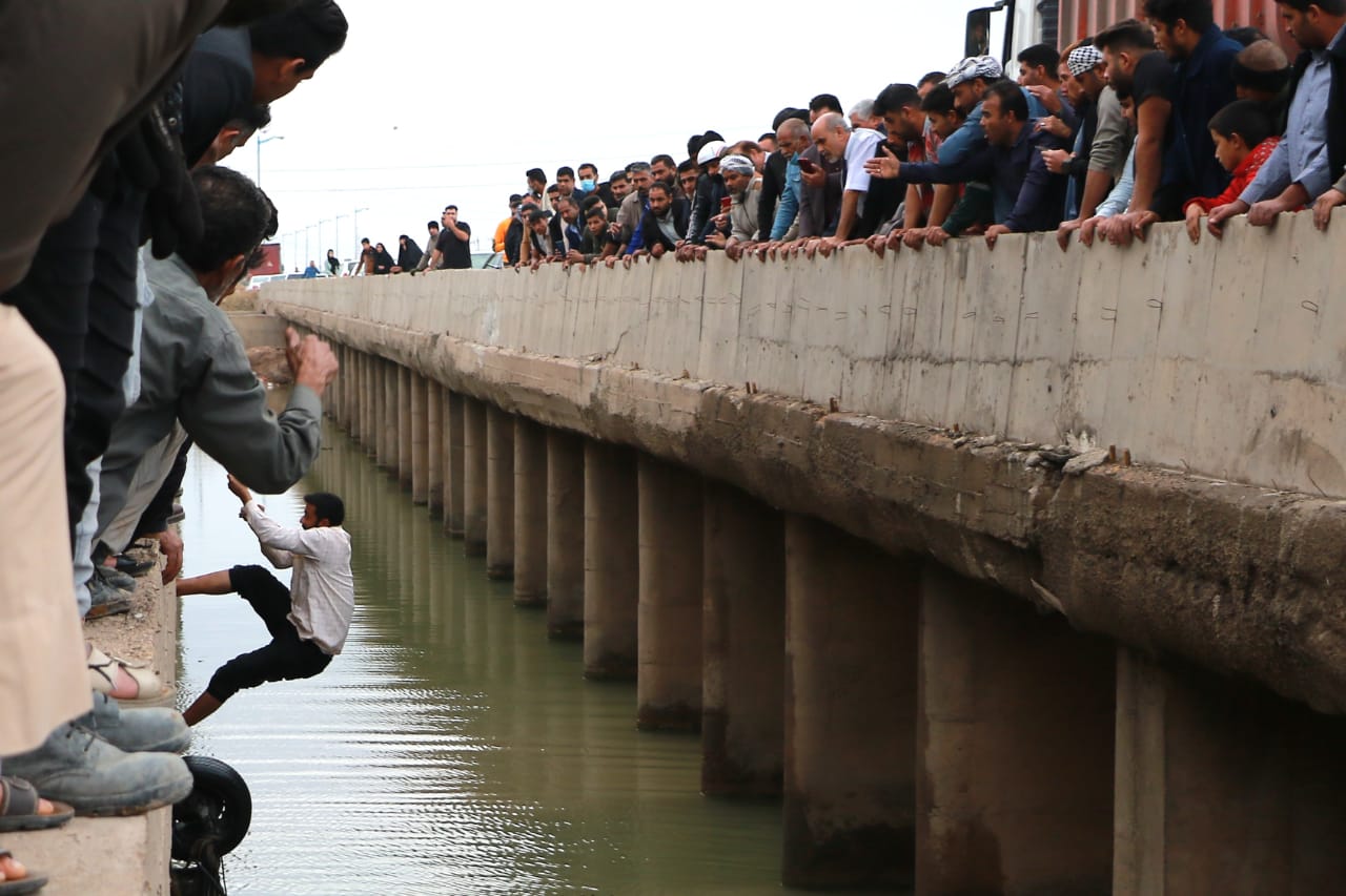 سقوط پراید در کانال آب جاده آبادان به اهواز