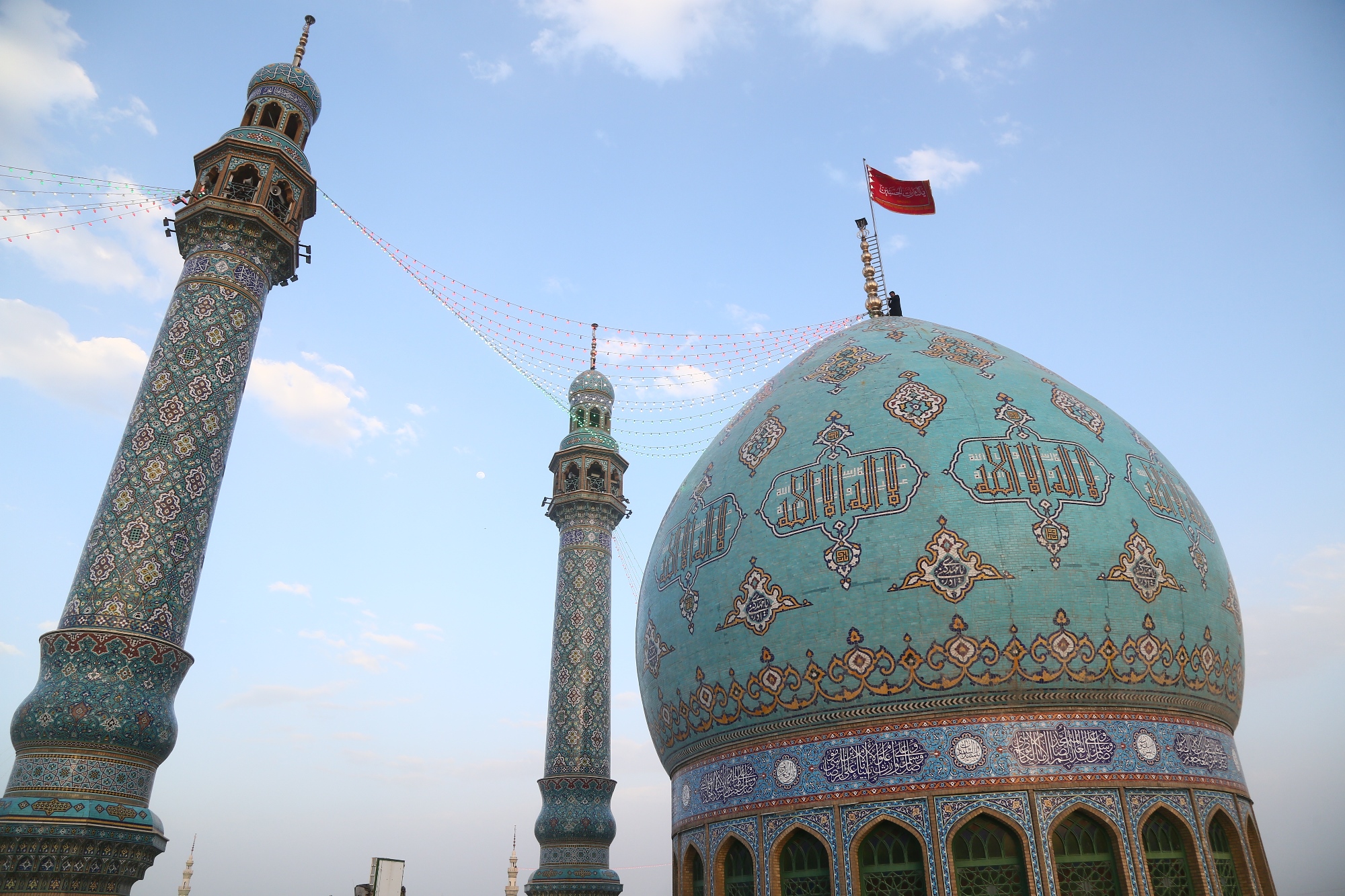 آیین تعویض پرچم گنبد مسجد مقدس جمکران