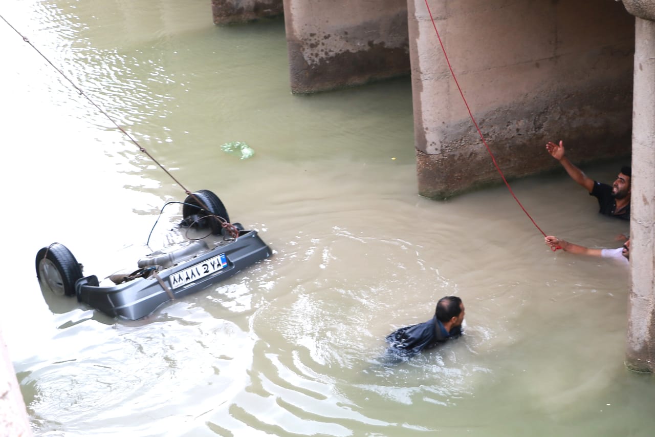 سقوط پراید در کانال آب جاده آبادان به اهواز