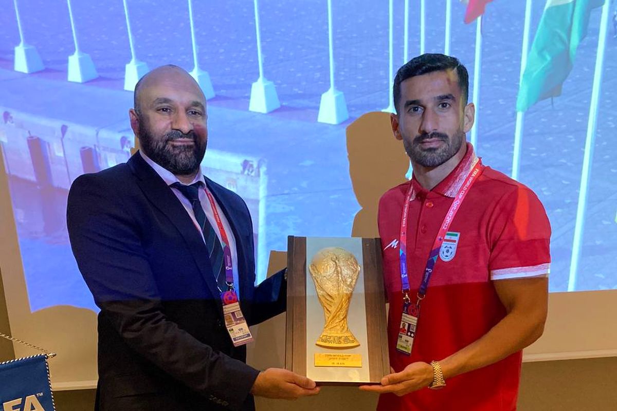 اهدای تابلوی ششمین حضور در جام جهانی در دستان حاج صفی
