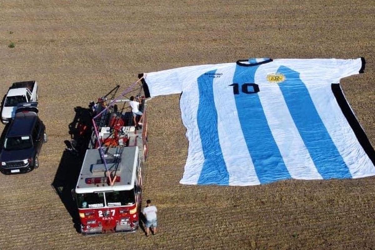 رونمایی از لباس غول‌پیکر مسی در آرژانتین + فیلم