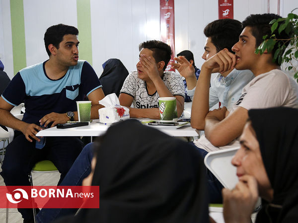 تماشای دیدار فوتبال "ایران-مراکش" و شادی مردم در قم