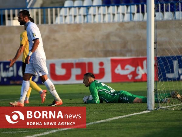 دیدار تیم های فوتبال ملوان  بندرانزلی _ سپاهان اصفهان