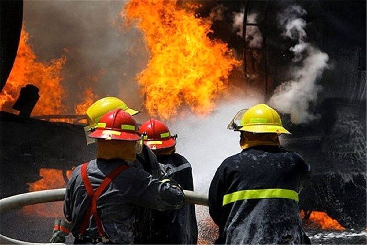آتش‌سوزی مجتمع تجاری نزدیک چهارراه پارک وی تهران