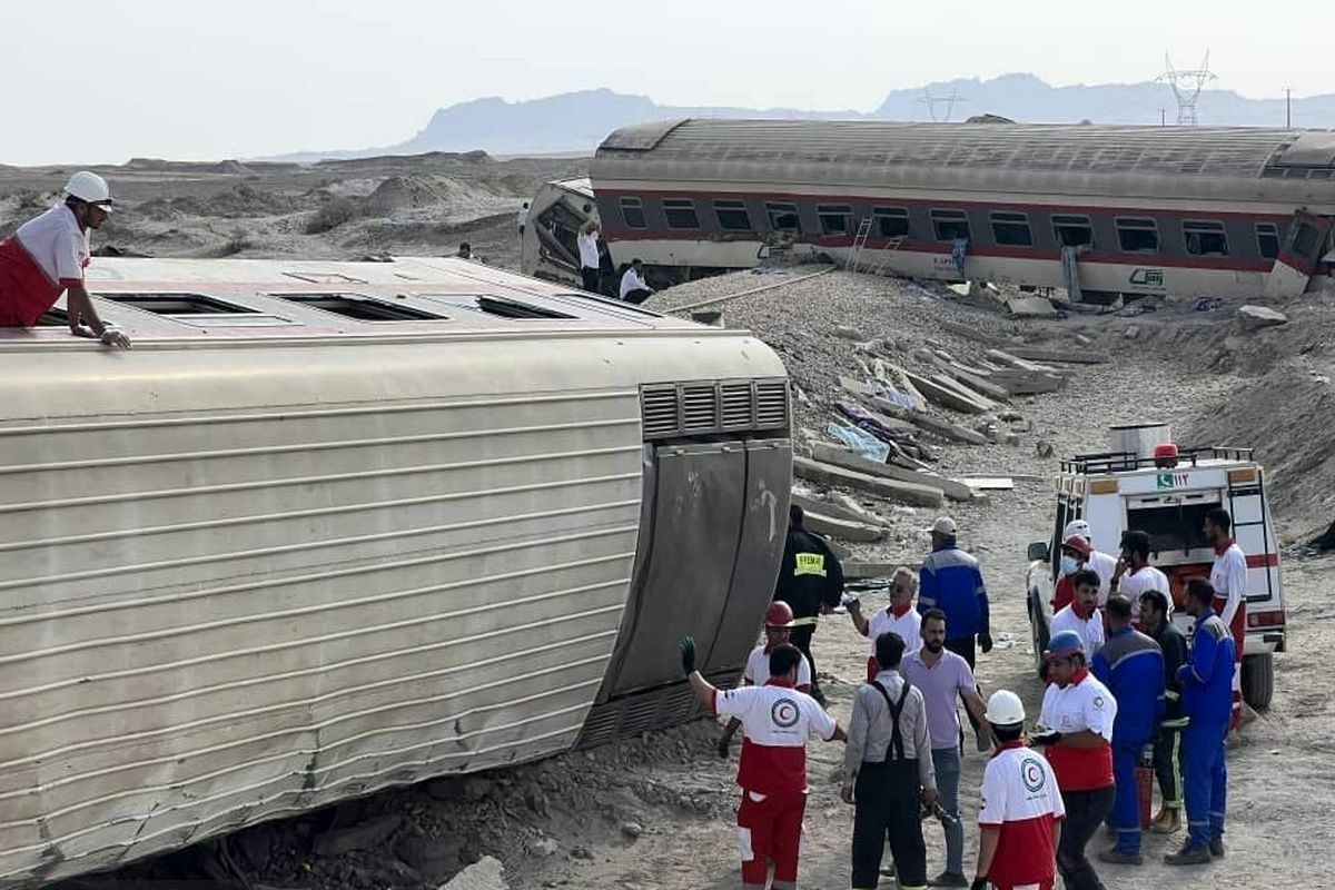 دستور وزیر بهداشت برای رسیدگی فوری به مصدومان خروج قطار مسافربری مشهد - یزد