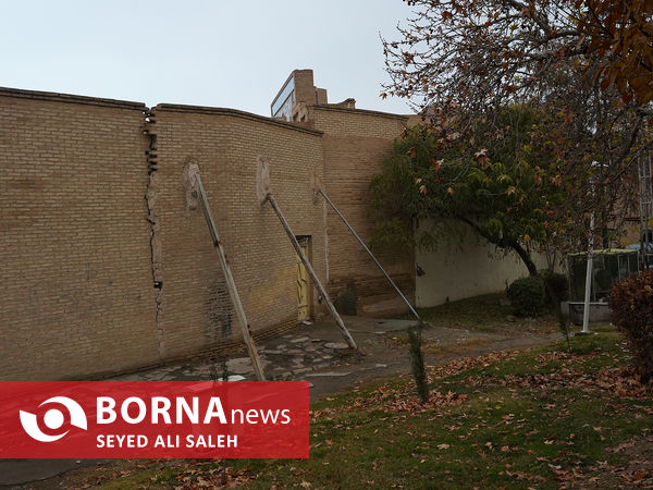 ترک های دیوار اماکن تاریخی اصفهان بعلت فرو نشست٬ خشکسالی و کاهش شدید عمق آب‌های زیرزمینی