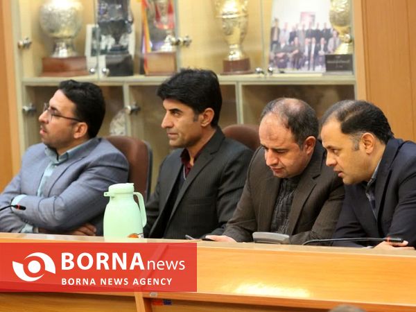 جلسه شکوه فر‌ معاون وزیر ورزش و جوانان با مدیران ورزشی استان اصفهان
