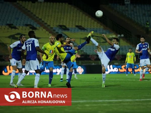 دیدار تیم های فوتبال صنعت نفت - استقلال