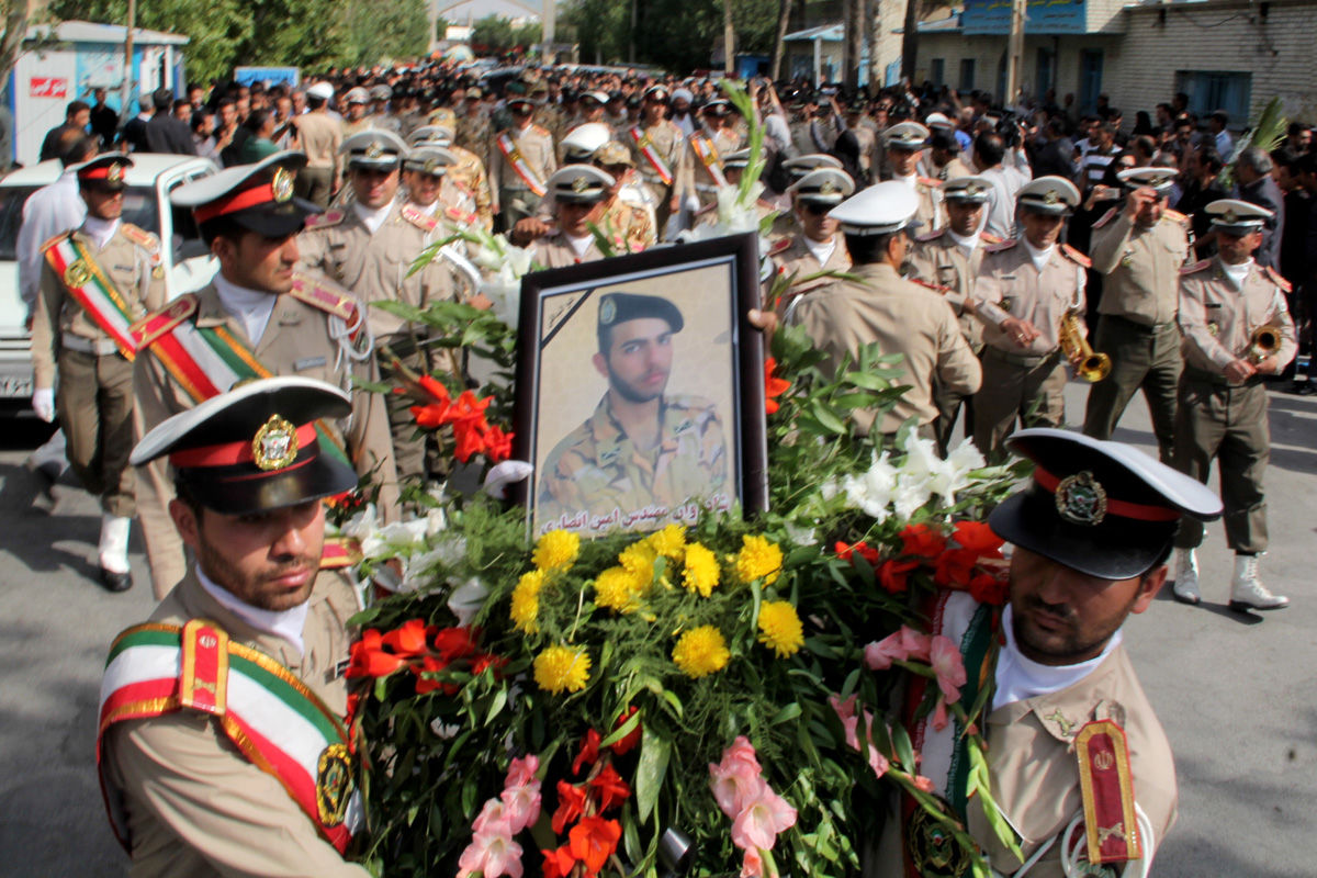 تشییع پیکر امین انصاری از سربازان کشته شده در حادثه واژگونی اتوبوس در شیراز